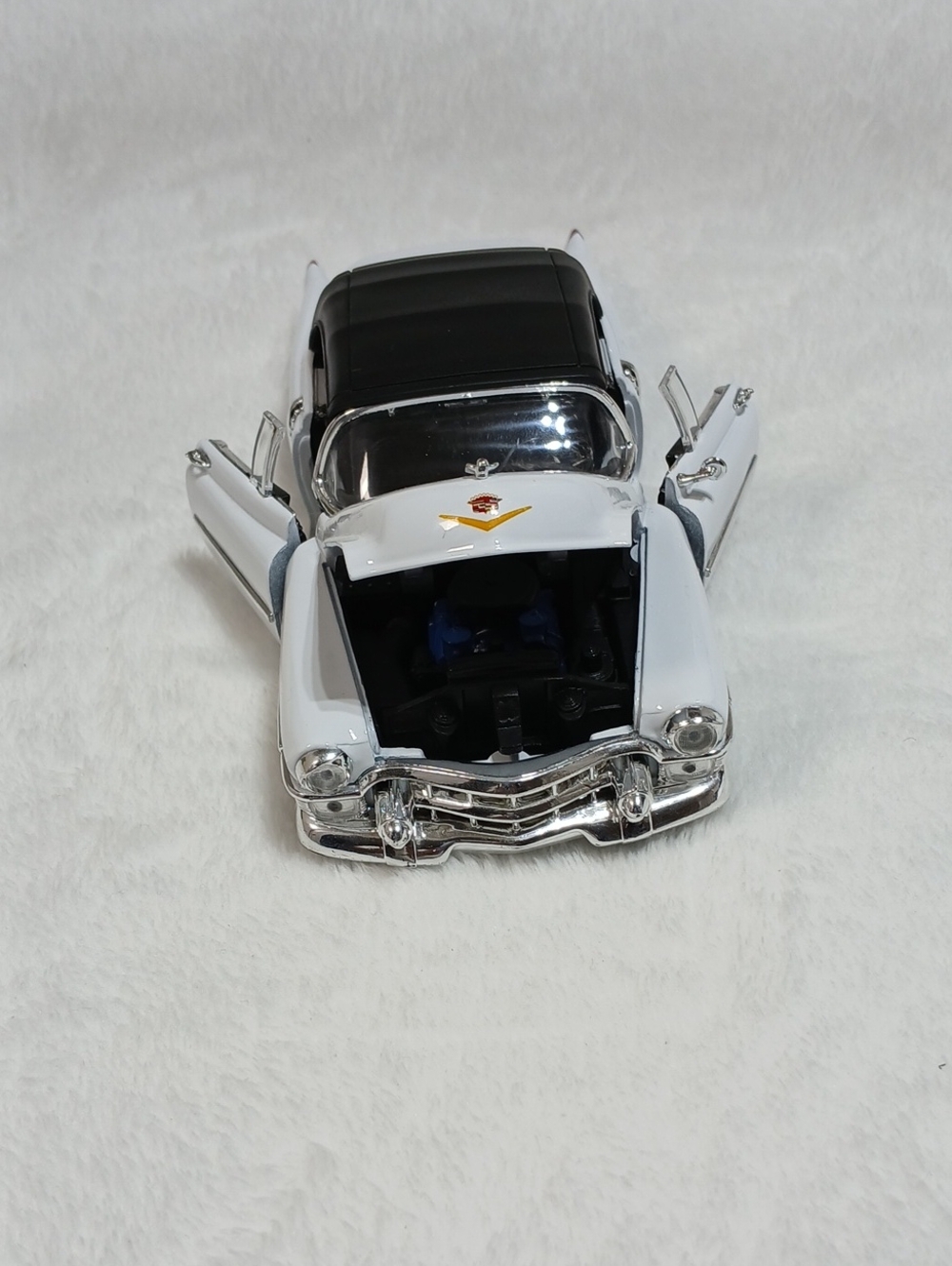 Welly 1953 Cadillac Eldorado Convertible diecast model - Picture 6 of 13